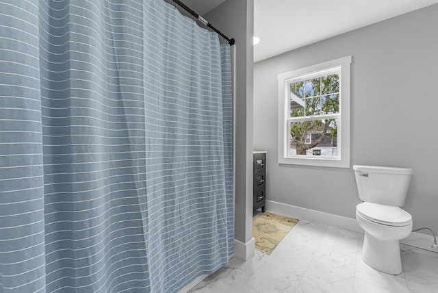 bathroom featuring recessed lighting, toilet, marble finish floor, baseboards, and a shower with shower curtain