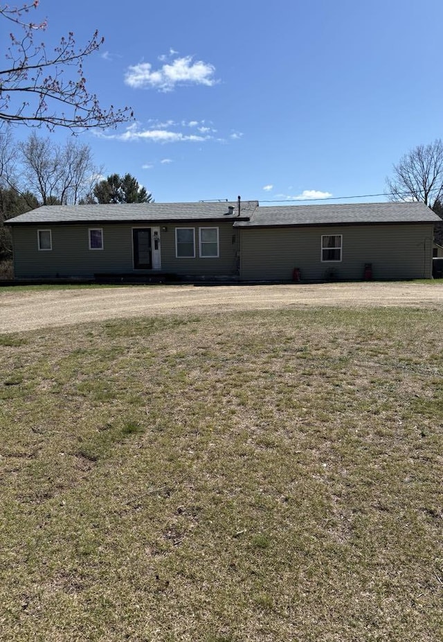 view of front of property featuring a front yard