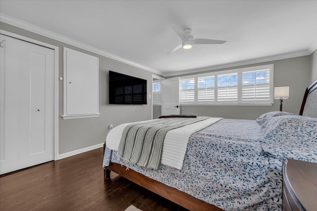 bedroom featuring crown molding, baseboards, a ceiling fan, and wood finished floors