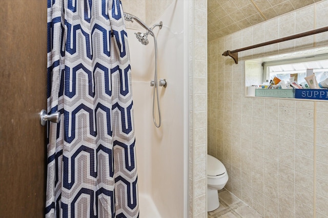 full bathroom featuring curtained shower and toilet