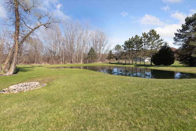 view of yard featuring a water view