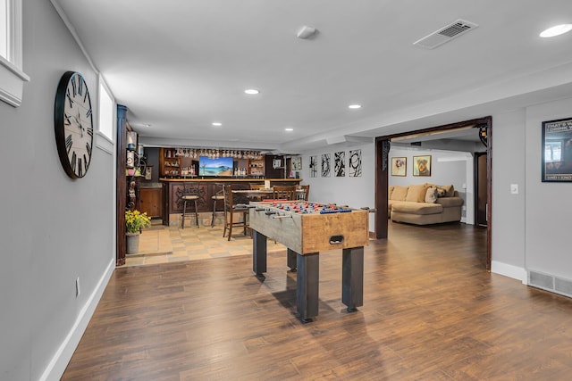 game room with recessed lighting, visible vents, a bar, and baseboards