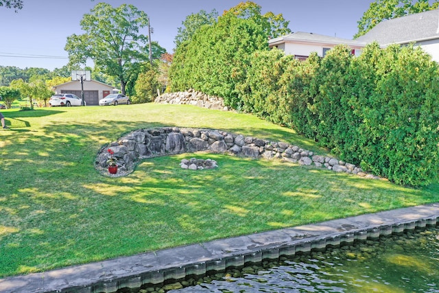 view of yard with a detached garage
