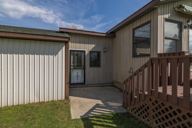 entrance to property featuring a wooden deck