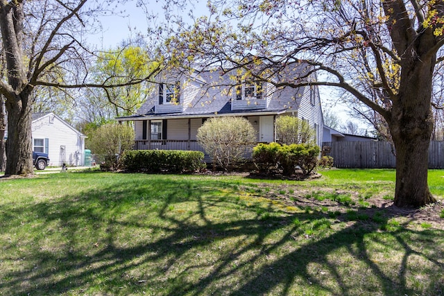 view of front of home featuring a front yard and fence