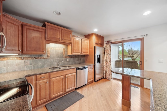 29691 Sierra Pointe Cir, Farmington Hills, MI 48331 - kitchen featuring backsplash, a sink, light wood-style floors, stainless steel appliances, and recessed lighting