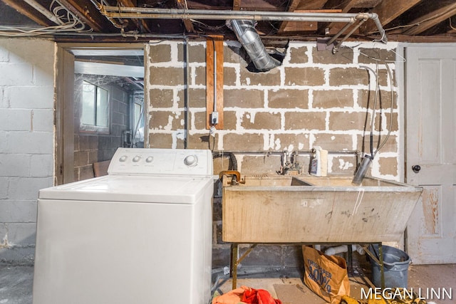 186 W 12th St, Holland, MI 49423 - laundry area featuring washer / dryer, laundry area, and a sink