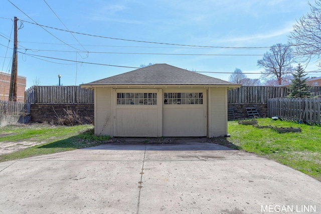 186 W 12th St, Holland, MI 49423 - detached garage with fence