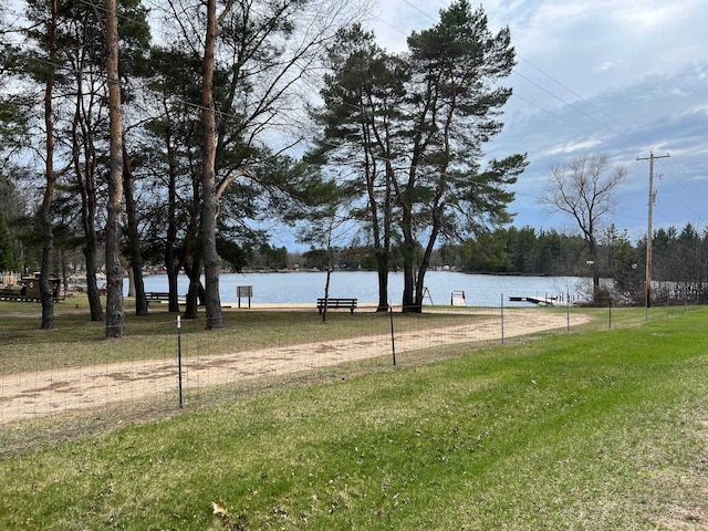 view of yard featuring a water view