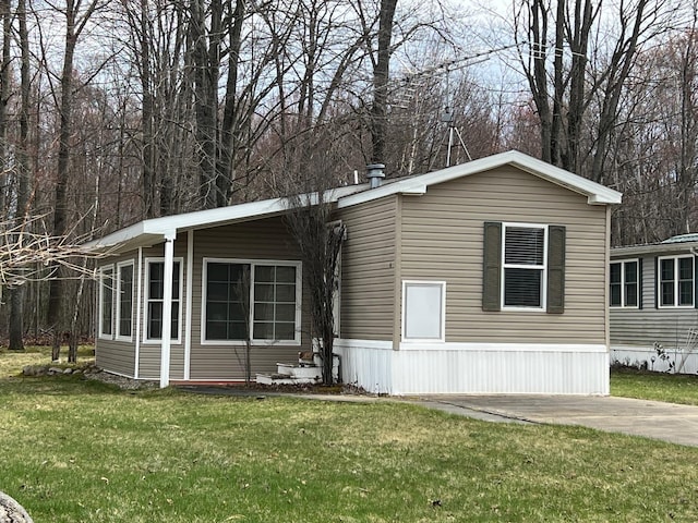 manufactured / mobile home with a front lawn