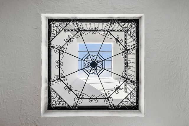 2423 Chicago Blvd, Detroit, MI 48206 - details featuring a textured wall