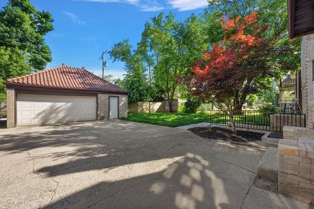 2423 Chicago Blvd, Detroit, MI 48206 - exterior space with fence