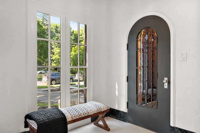 2423 Chicago Blvd, Detroit, MI 48206 - entryway featuring arched walkways and a textured wall