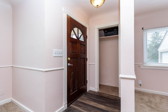 foyer entrance featuring baseboards