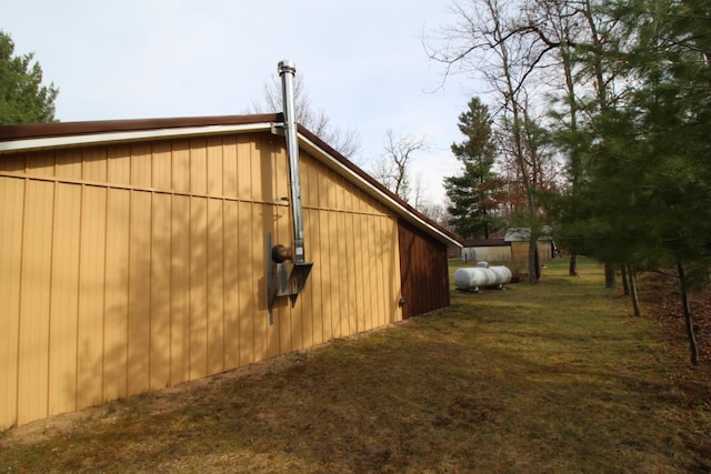 view of side of property featuring a yard