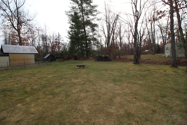 view of yard featuring an outbuilding
