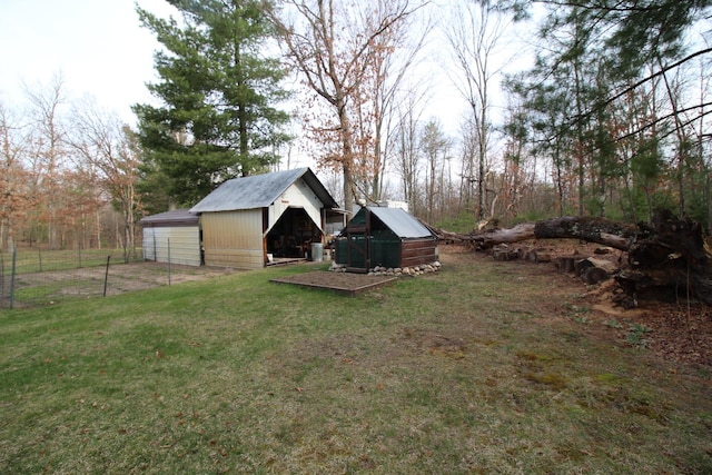 view of yard with an outbuilding