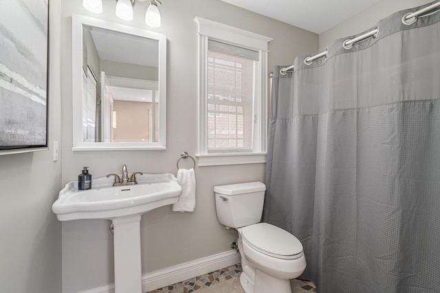 1300 N Eagle Lake Dr, Kalamazoo, MI 49009 - full bathroom featuring toilet, a sink, a shower with shower curtain, and baseboards