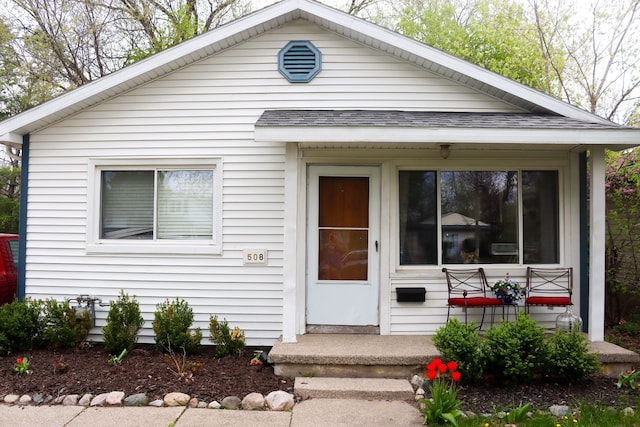 508 Lexington Ave, East Lansing, MI 48823 - bungalow featuring a shingled roof