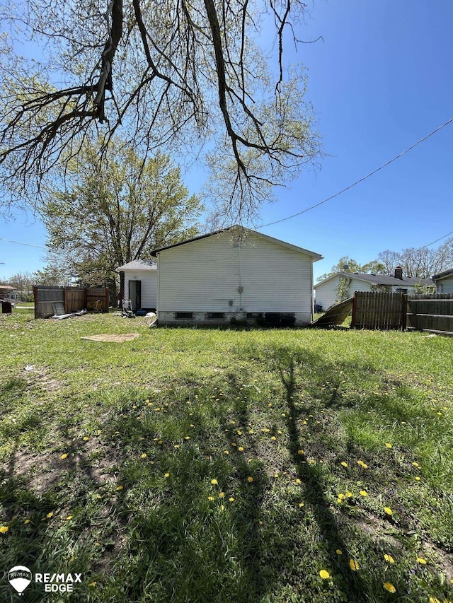 1934 Basil Ln, Flint, MI 48504 - view of yard featuring fence