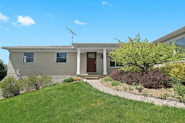 5480 Kensington Rd, Brighton, MI 48114 - single story home featuring brick siding and a front yard