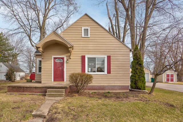 1743 Midland Rd, Bay City, MI 48706 - bungalow with a front yard