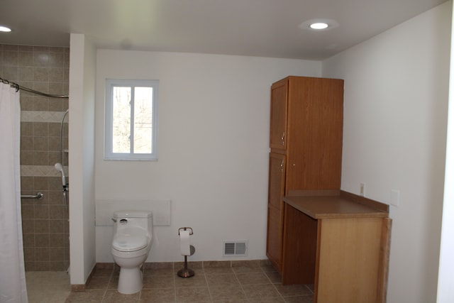 33185 Swallow Dr, Rockwood, MI 48173 - full bath with recessed lighting, tiled shower, toilet, visible vents, and tile patterned flooring