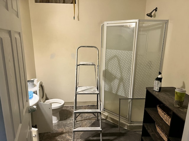 full bath featuring a stall shower and toilet