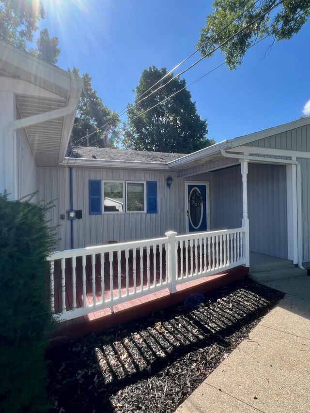 doorway to property with covered porch