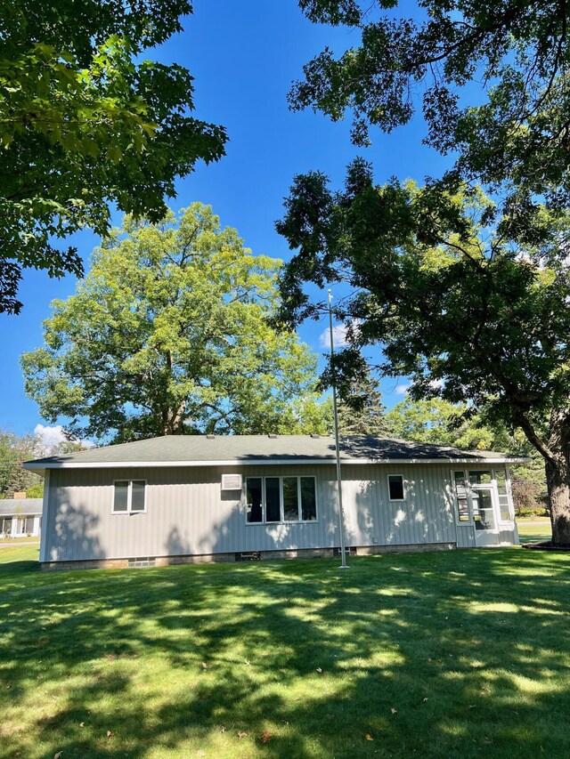 view of front of house with a front yard