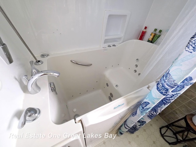 1520 Coolidge Ave, Saginaw, MI 48638 - full bathroom featuring a combined bath / shower with jetted tub