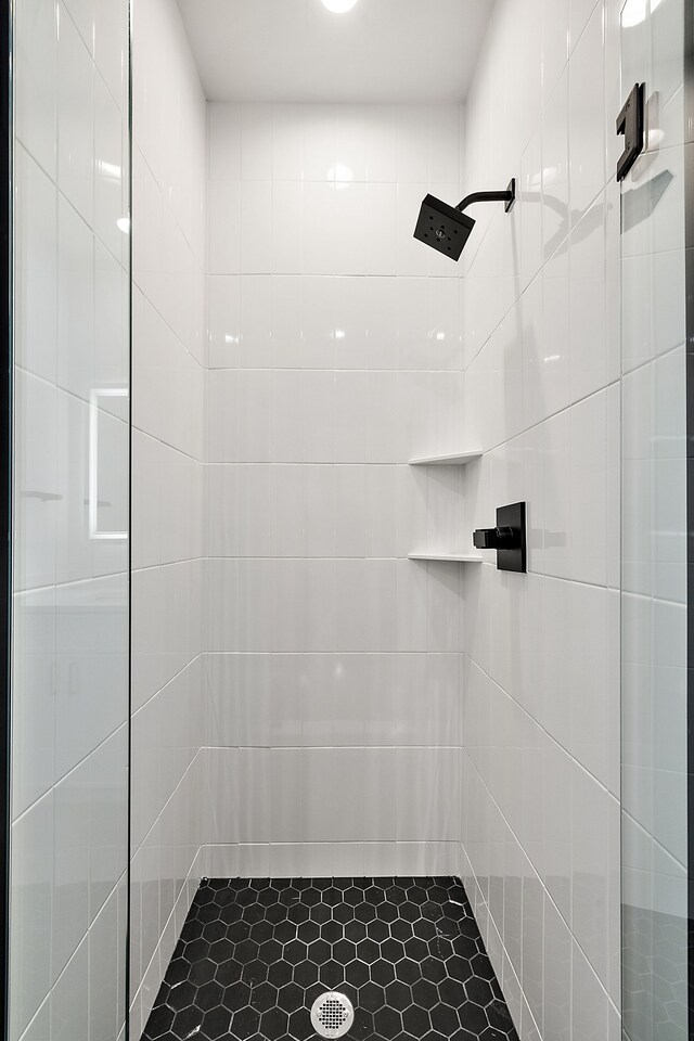 1850 Shipman Blvd, Birmingham, MI 48009 - bathroom featuring tiled shower