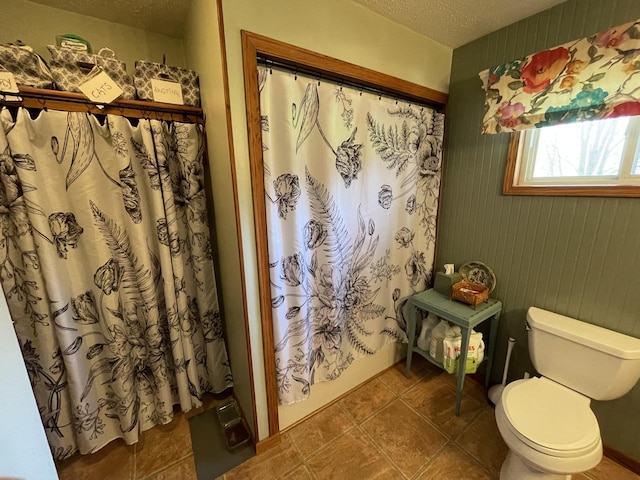 331 Jonesville Rd, Jonesville, MI 49250 - full bath featuring toilet, a textured ceiling, and shower / bath combo