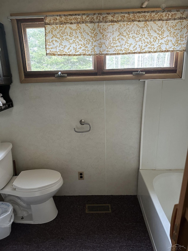 2934 River Ridge Rd, Alger, MI 48610 - bathroom featuring visible vents, toilet, and a bathing tub
