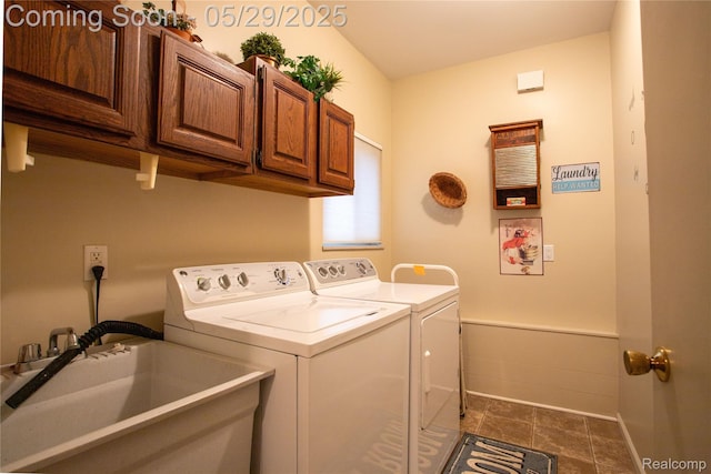 140 Indian Knolls St, Oxford, MI 48371 - washroom featuring independent washer and dryer, cabinet space, and baseboards