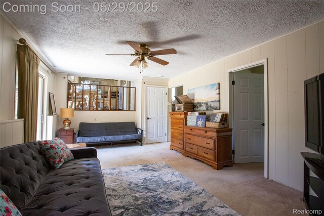 140 Indian Knolls St, Oxford, MI 48371 - carpeted living area with ceiling fan