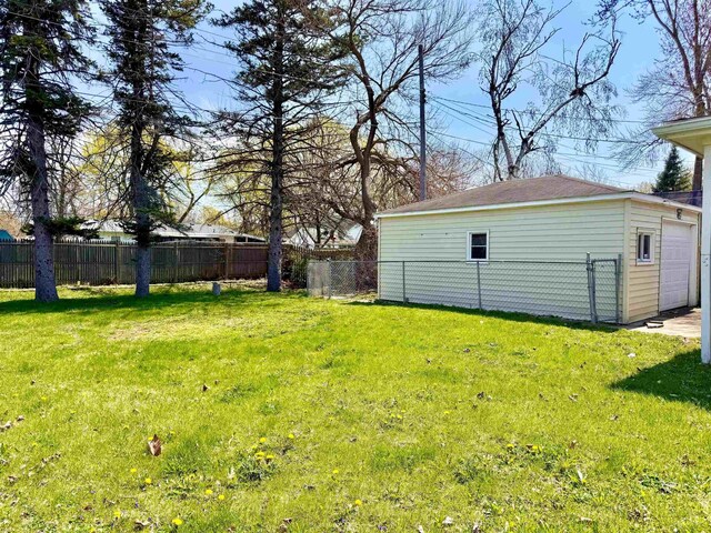 2408 N Mason St, Saginaw, MI 48602 - view of yard featuring a detached garage