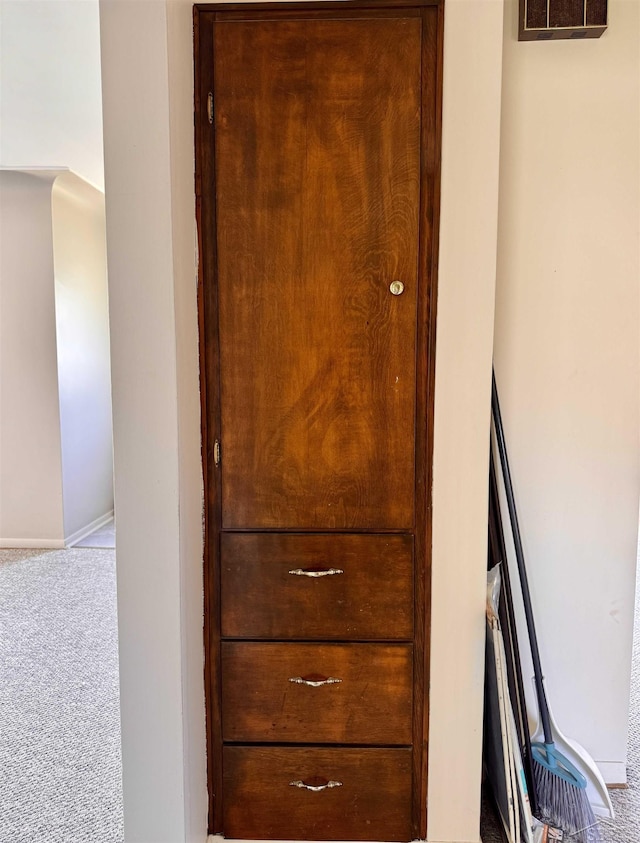 2408 N Mason St, Saginaw, MI 48602 - detailed view of carpet and baseboards