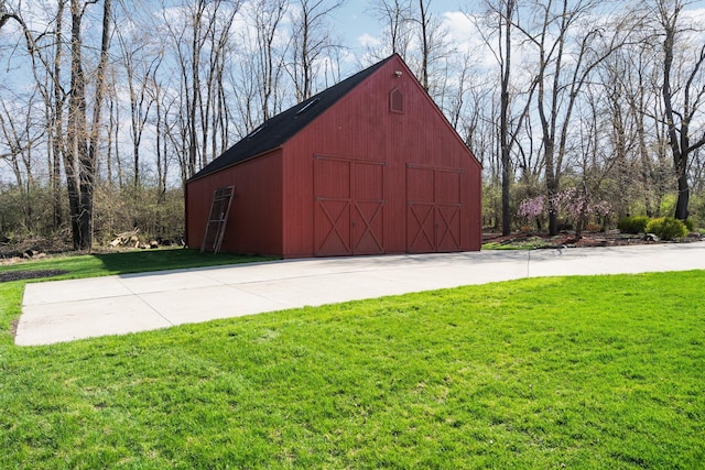 view of barn featuring a yard