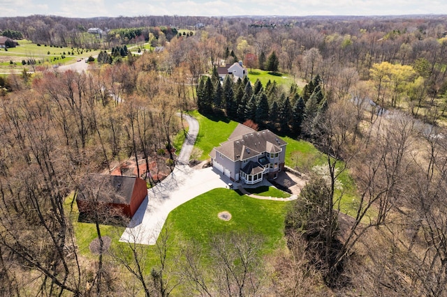 birds eye view of property featuring a forest view