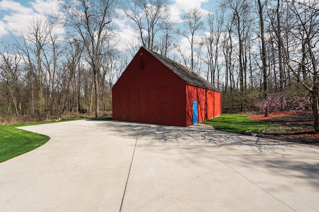view of barn featuring driveway