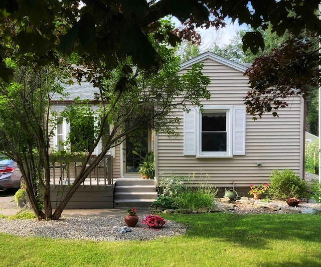 view of front of house featuring a front lawn