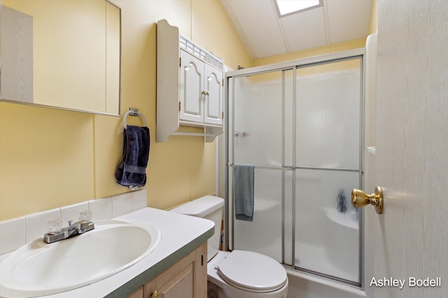 full bathroom featuring toilet, a shower stall, and vanity