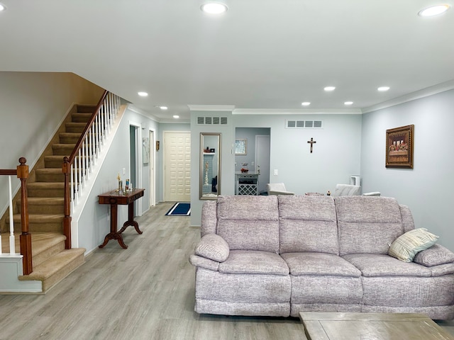 living area with visible vents, light wood-type flooring, recessed lighting, and crown molding