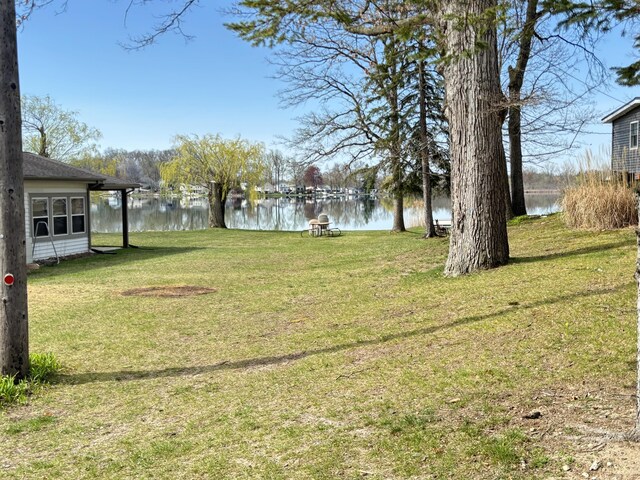view of yard featuring a water view