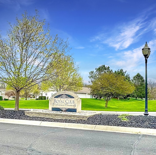 community / neighborhood sign featuring a lawn