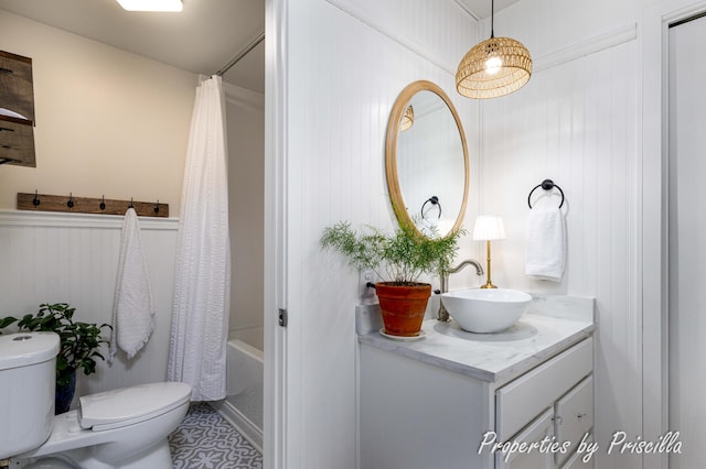 full bath featuring shower / bathtub combination with curtain, vanity, and toilet