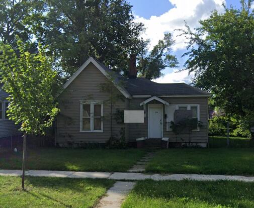 bungalow-style home with a front lawn