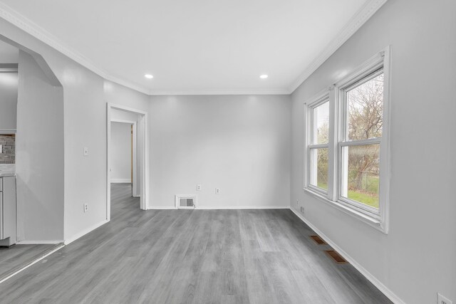 5281 Middlesex St, Dearborn, MI 48126 - interior space with light wood finished floors, recessed lighting, visible vents, baseboards, and ornamental molding