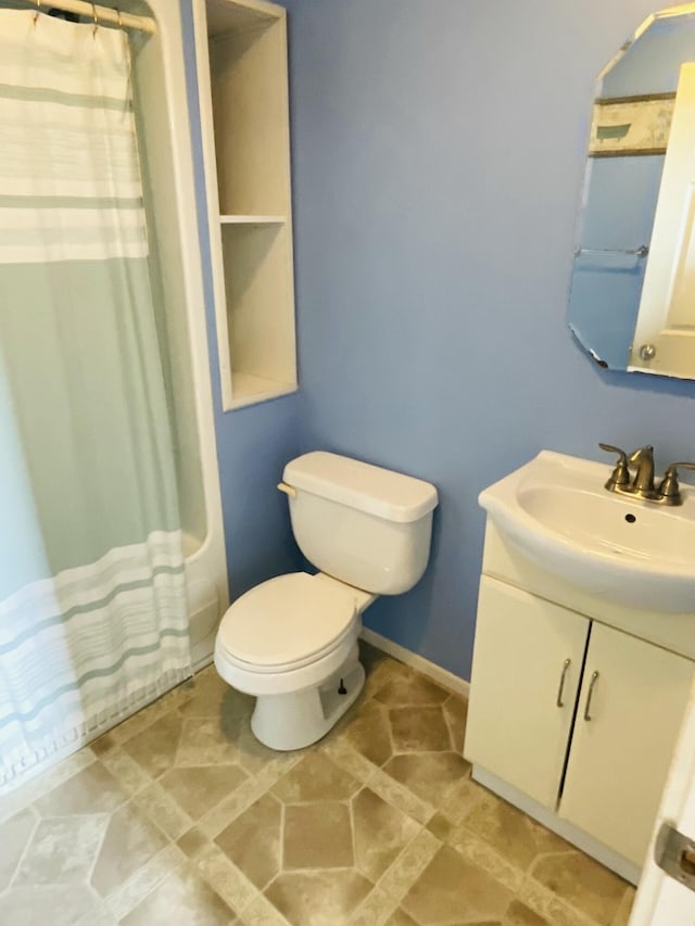 bathroom with vanity, baseboards, a shower with curtain, and toilet